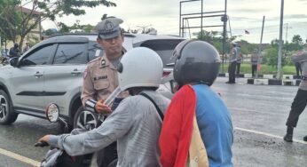 Personel Ditlantas Polda Kaltara membagian Leaflet Kepada Para Pengendara di Jalan Raya