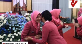 Acara Serah Terima Wakil Ketua Bhayangkari Daerah Kaltara dari Ny. Iin Golkar Pangarso kepada Ny. Wulan Soesono