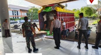 Personel OMP Kayan 2024 Melaksanakan Pengamanan dan Pengawalan Logistik Pilkada 2024 dari PPK ke Gudang KPU