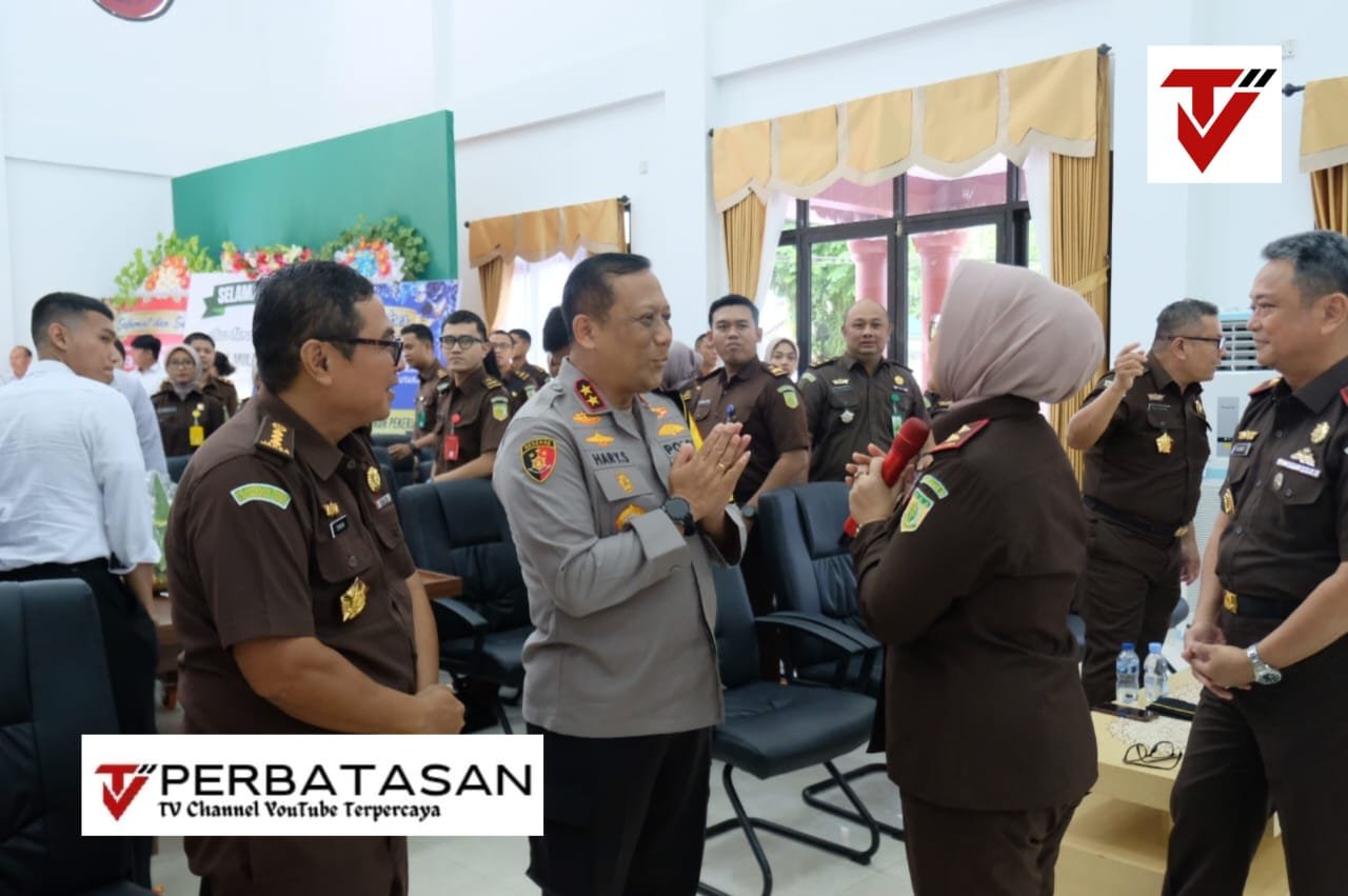 Kapolda Kaltara bersama PJU Polda Kaltara Berikan Surprise dan Ucapan Selamat atas Kenaikan Pangkat kepada Kajati Provinsi Kaltara