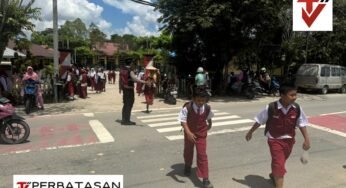 Beri Rasa Aman dan Nyaman, Personel Ditsamapta Polda Kaltara Bantu Anak Sekolah di SDN 020 Tanjung Selor Menyebrang Jalan