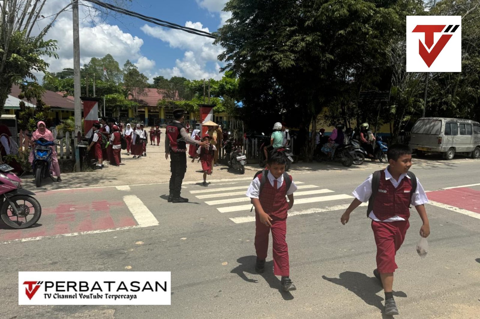 Beri Rasa Aman dan Nyaman, Personel Ditsamapta Polda Kaltara Bantu Anak Sekolah di SDN 020 Tanjung Selor Menyebrang Jalan