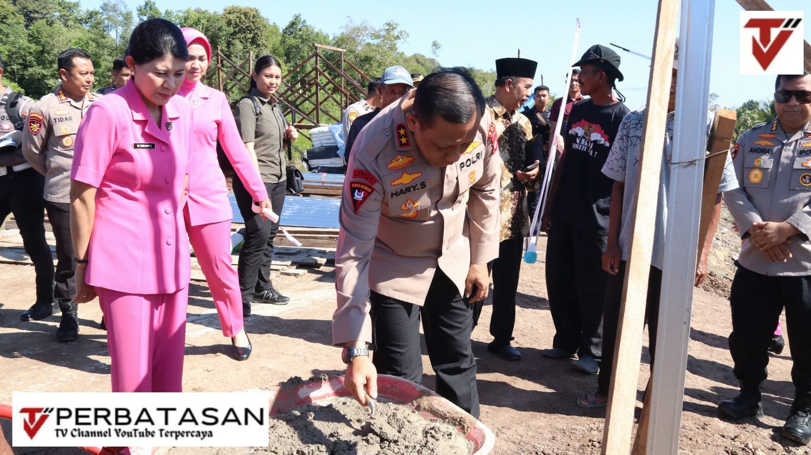 Kapolda Kaltara Tinjau Pembangunan Jembatan SP 6 B dan Serahkan Bantuan Lampu Tenaga Surya
