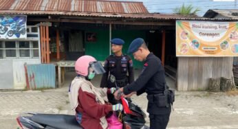 Satbrimob Polda Kaltara Turun ke Jalan Bagikan Bendera Merah Putih ke Pengendara 