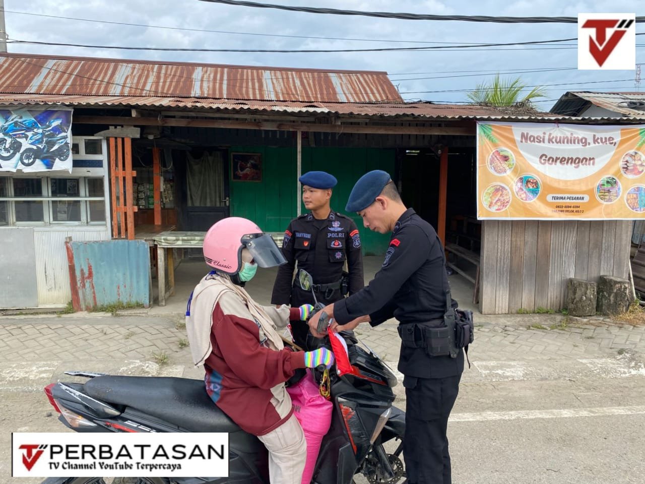 Satbrimob Polda Kaltara Turun ke Jalan Bagikan Bendera Merah Putih ke Pengendara 