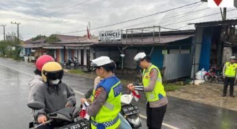 Sat. Lantas Polres Malinau Bagikan Bendera Merah Putih, Dorong Semangat Nasionalisme