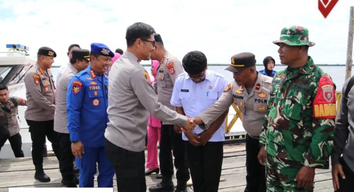 Wakapolda Kaltara Tinjau Pelaksanaan Pengobatan Gratis, Baksos Paket Sembako dan Perpustakaan Terapung di Tana Lia