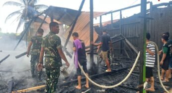 Personel Batalyon TP 881/Baratama Dharma Turun Tangan Padamkan Kebakaran di Desa Apas, Kecamatan Sebuku