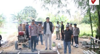 Kapolda Kaltara Dampingi Dansat Brimob Tinjau Pembangunan Jembatan Akses Pelajar di Jalan Cahaya Baru Gang Saromase, Hari Ke-7 Pengerjaan