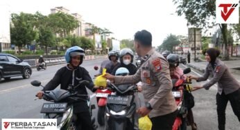 Wujud Kepedulian Sosial, Bid Humas Polda Kaltara Bagikan Takjil dan Sembako di Tarakan