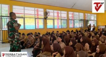 Personel Batalyon Infanteri Teritorial Pembangunan 869 Taawu Kolaka Berikan Materi Wawasan Kebangsaan di SMPN 1 Kolaka