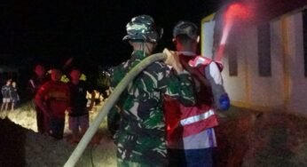 Personel Yonif TP 881/BD Dikerahkan Padamkan Kebakaran Gereja St. Yoseph di Tulin Onsoi
