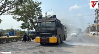 Personel Direktorat Samapta Polda Kaltara Laksanakan Penyiraman Jalan di Kabupaten Bulungan