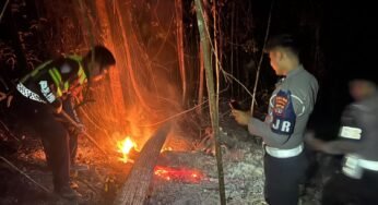 PJR Polda Kaltara Patroli dan Padamkan Titik Api Karhutla di Desa Bumi Rahayu